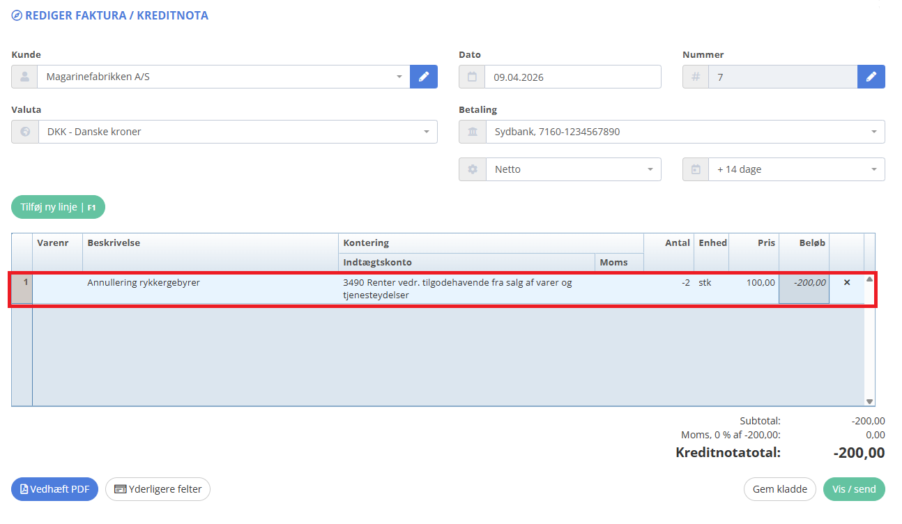 En kreditnota til annullering af rykkergebyr bogføres på kontoen for rykkergebyr og uden moms